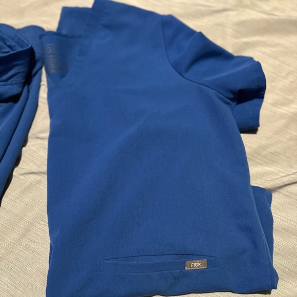 2 fig royal blue tops XL and 3 pair of royal blue bottoms 2 jogger 1 regular LG - Picture 4 of 6